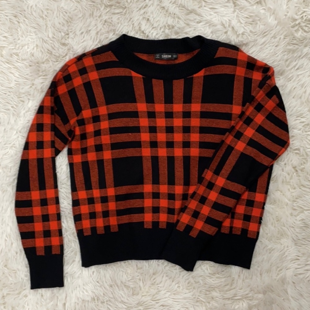 Round neck plaid sweater
